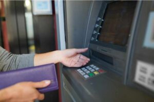 come evitare di perdere soldi al bancomat