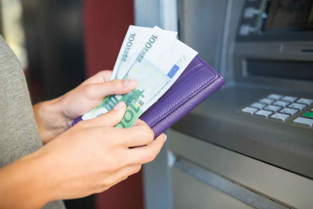 come evitare di perdere soldi al bancomat